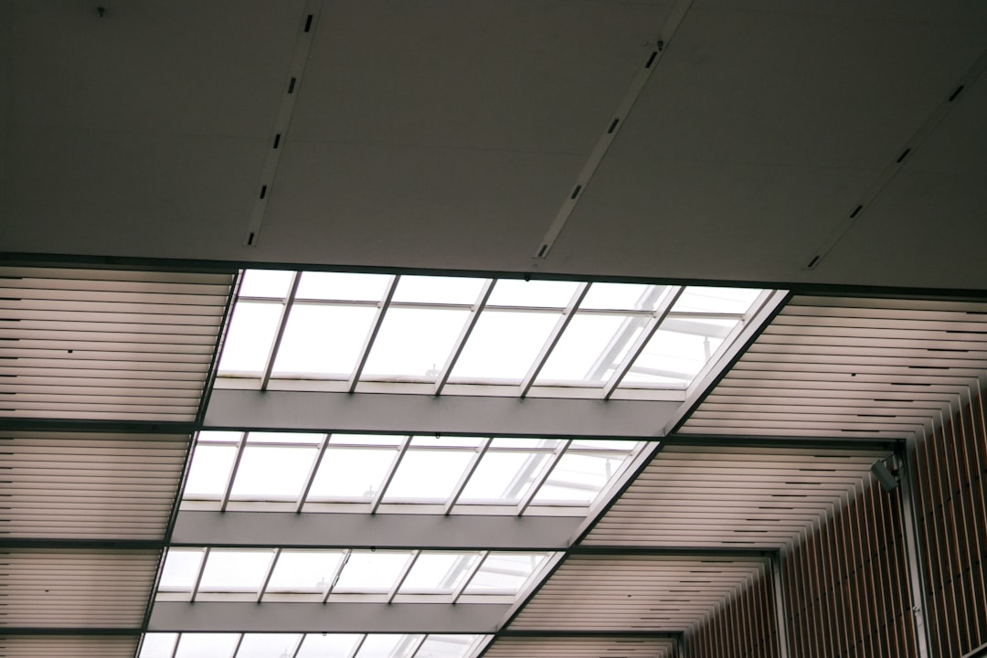 Сравнение: натяжные потолки против гипсокартона — плюсы и минусы